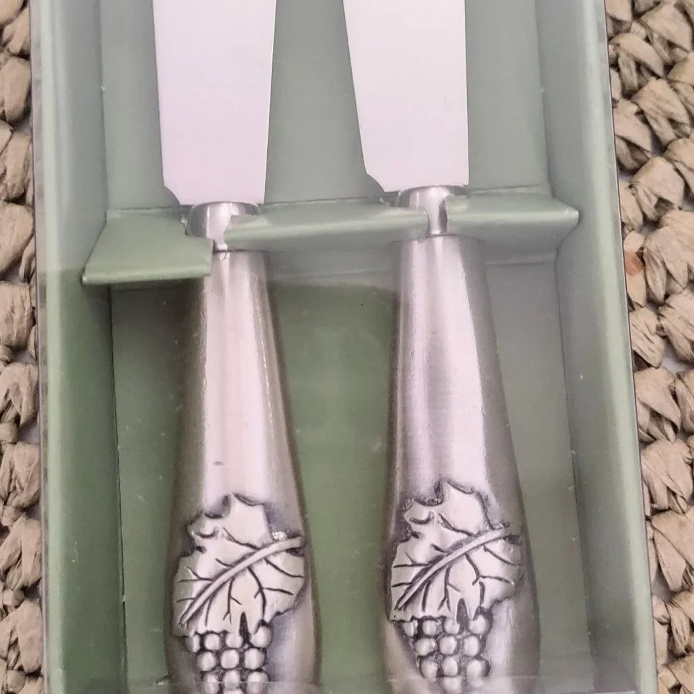 NWT Stainless steel spreaders 2pk, grape leaf design on handle